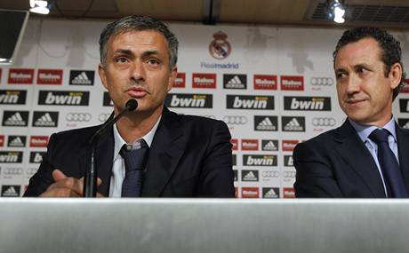Jos Mourinho a Jorge Valdano pi podpisu smlouvy v Realu.