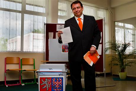Volby oima fotograf LN - Ji Paroubek u volebn urny