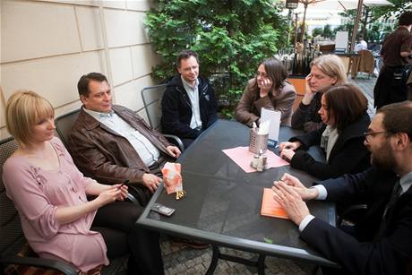 Ji�í Paroubek s man�elkou a komentáto�i LN. 