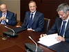 Zleva: Di Stefáno, Pérez a Mourinho pi podpisu smlouvy.