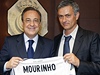 Zleva: Florentino Pérez a José Mourinho pi podpisu smlouvy.