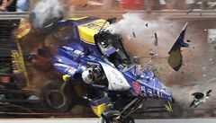 Mike Conway p�i nehod� v závod� 500 mil Indianapolis.