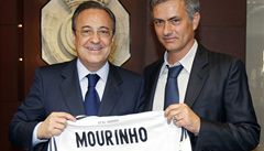 Zleva: Florentino Pérez a José Mourinho pi podpisu smlouvy.