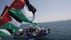 Palestinské vlajky vlají v pístavu v pásmu Gazy den ped avizovaným piplutím mezinárodní flotily. 