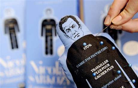 Figurka vúdú v podob Nicolase Sarkozyho