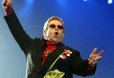 Elton John (archivní foto z roku 2005)