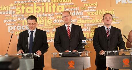 Tisková konference SSD. Zleva Lubomír Zaorálek, Bohuslav Sobotka a Michal Haek