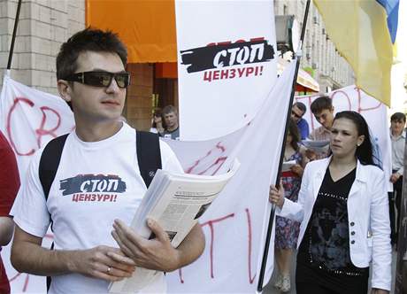 Ukrajintí novinái protestovali proti cenzue.