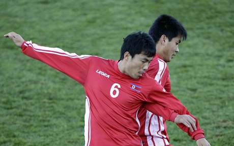 Fotbalisté Severní Koreji: Kim Kum Il (vlevo) a Ri Kwang Hyok
