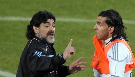 Diego Armando Maradona a Carlos Tvez.