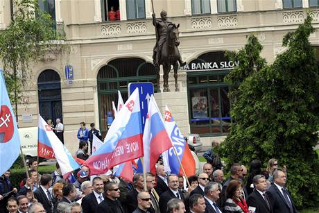 Prvod pznivc Pedstavitel Slovensk nrodn strany ped odhalenm pamtnku k 90. vro Trianonsk mrov smlouvy