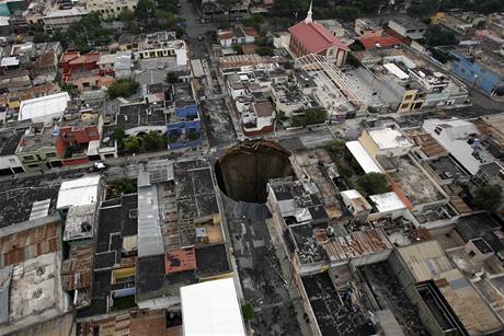 Obrovký kráter v guatemalské metropoli