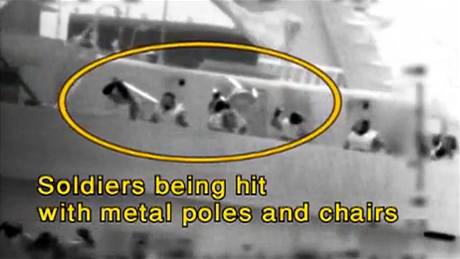 Zábry z videa zobrazujícího útok propalestinských aktivist na vojáky izraelského námonictva