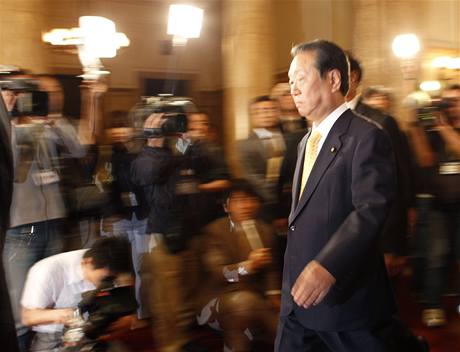 Japonský premiér Jukio Hatojama se rozhodl ped ervencovými volbami rezignovat