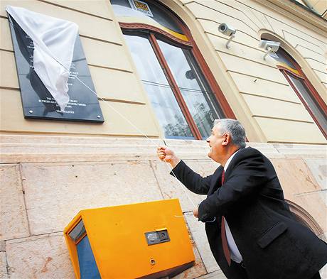 Pedseda SNS Ján Slota v Bratislav u pamtní tabule k 90. výroí Trianonu. 