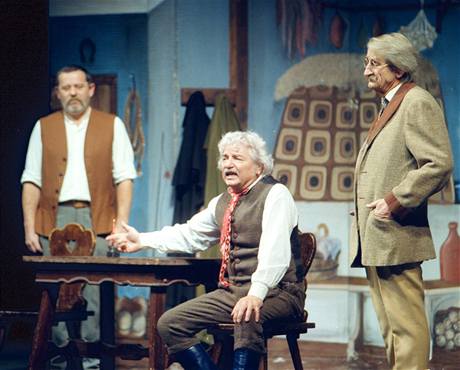 Ladislav Smoljak (uprosted) na archivním snímku z 31. prosince 1997 ve he divadla Járy Cimrmana Záskok, vlevo je Václav Kotek, vpravo Jaroslav Weigel.