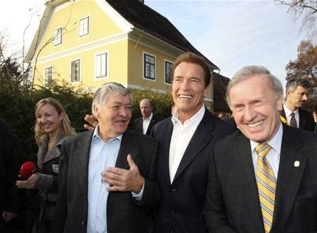 Arnold Schwarzenegger ped svým rodným domem