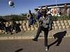 Fotbalové mistrovství svta: místní hrají fotbal ped stadionem Ellis Park v Johannesburgu.