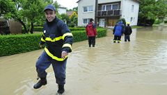 Potok vylit� z b�eh� zaplavil n�kolik dom� v obci Sazovice. 