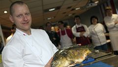 Neváno�ní kapr. B�hem kurzu uva�ili kuchtíci dvacet plze�ských kapr�.