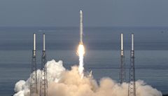 Soukrom raketa Falcon 9 spn odstartovala. Oteve to vesmr masm?