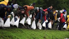 Stoupajc voda ohrouje Slovensko, evakuovny byly stovky lid