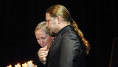 Zp�váci Bára Basiková a Petr Kolá� v pra�ském Divadle Broadway, kde se lidé naposledy rozlou�ili se zp�vákem Petrem Mukem