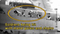 Záb�ry z videa zobrazujícího útok propalestinských aktivist� na vojáky izraelského námo�nictva