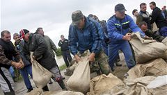 Dobrovolníci zpevují hráz na ece Nitra bhem povodní na Slovensku