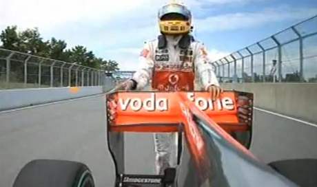 Lewis Hamilton tlaí formuli.