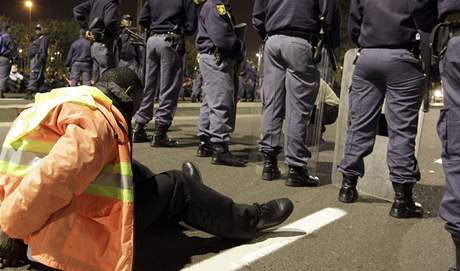 Nepokoje na MS. Policie rozhánla demonstrující leny ochranky stadionu.