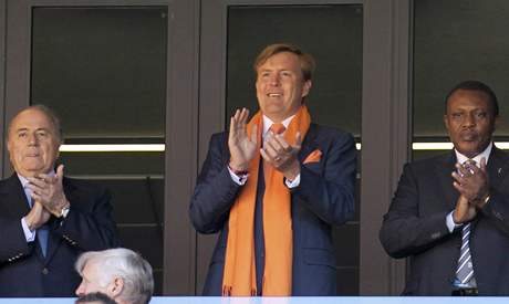Nizozemsko - Dánsko (nizozemský korunní princ Willem Alexander s prezidentem FIFA Seppem Blatterem).