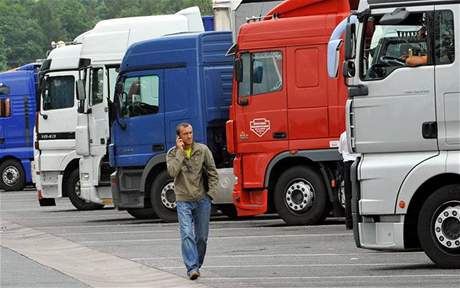 Tuzemtí kamionoví dopravci letos zaznamenali pokles objednávek zhruba o ptinu.
