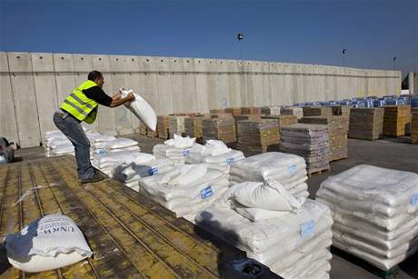 Izrael uvilnil blokádu, do pásma Gazy se dostane víc zboí
