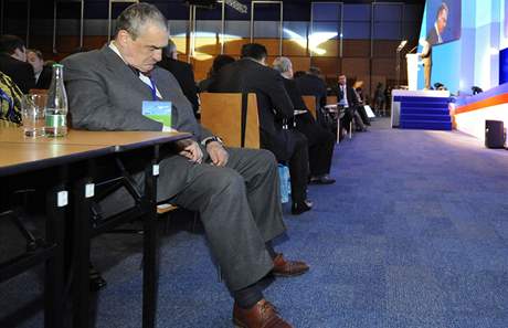 Karel Schwarzenberg odpo�ívá na kongresu ODS. 