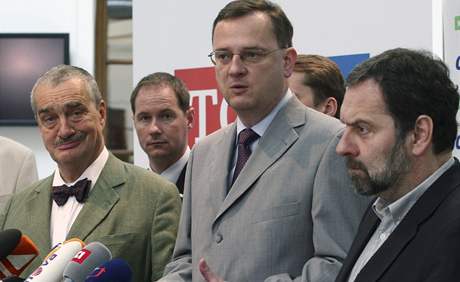 Karel Schwarzenberg, Petr Neas a Radek John po jednání o programu vlády.