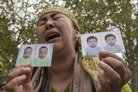 Uzbecká uprchlice s pláem ukazuje fotografie svých poheovaných vnuk