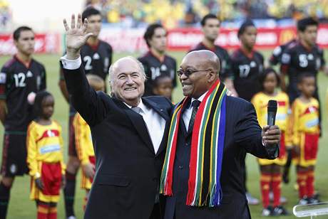 Dva prezidenti: Vlevo Sepp Blatter (FIFA) a Jacob Zuma (Jiní Afrika)