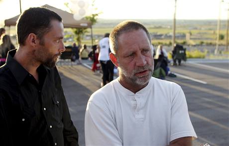 Bratr Ronnieho Lee Gardnera Randy se svm synem ped branami Utahsk sttn vznice