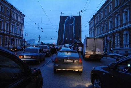 V Petrohradu se zdvihá s mostem obí penis. Jde o protest proti státní bezpenosti.