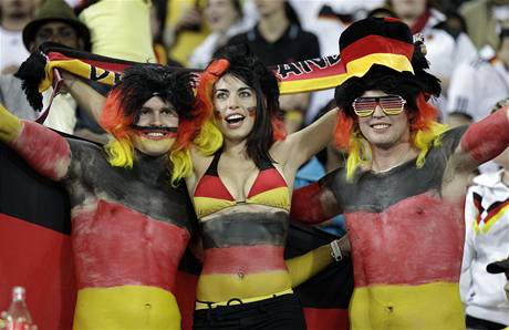 Fanoušci na fotbalovém mistrovství světa: fanoušci německé reprezentace slaví vítězství svého týmu nad Austrálií.