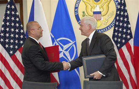 Ministři obrany ČR Martin Barták (vlevo) a Spojených států Robert Gates po podpisu smlouvy 