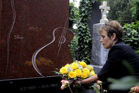 Olga Matuková u hrobu manela