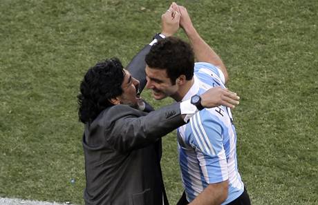 Higuan a Maradona.
