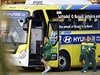 Kou Brazílie Dunga nastupuje do týmového autobusu.
