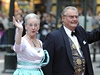 Dánská královna Margaretha a frinc Henrik pichází na slavnostní koncert 