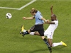 Uruguay - Francie (Diego Forlan vlevo a William Gallas)