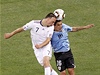 Uruguay - Francie (Franck Ribery vlevo a Maximiliano Pereira)