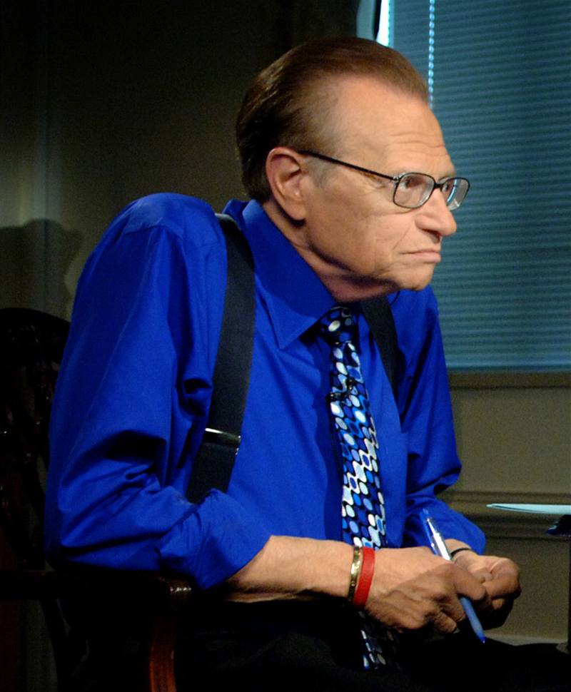 Moderátor Larry King.