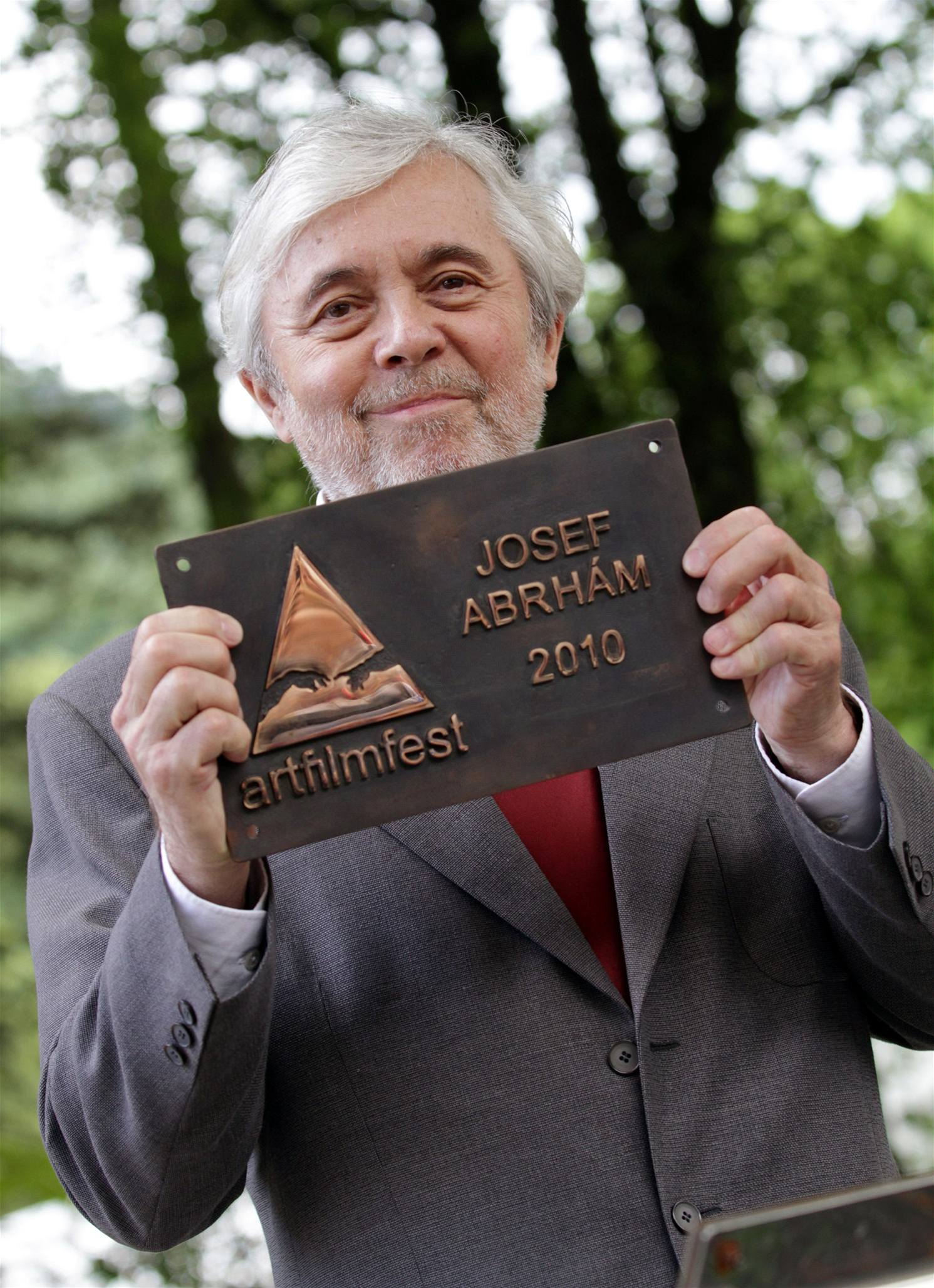 Josef Abrhm pipevnil v Trenianskych Teplicch tabulku se svm jmnem na most v mstnm lzeskm parku